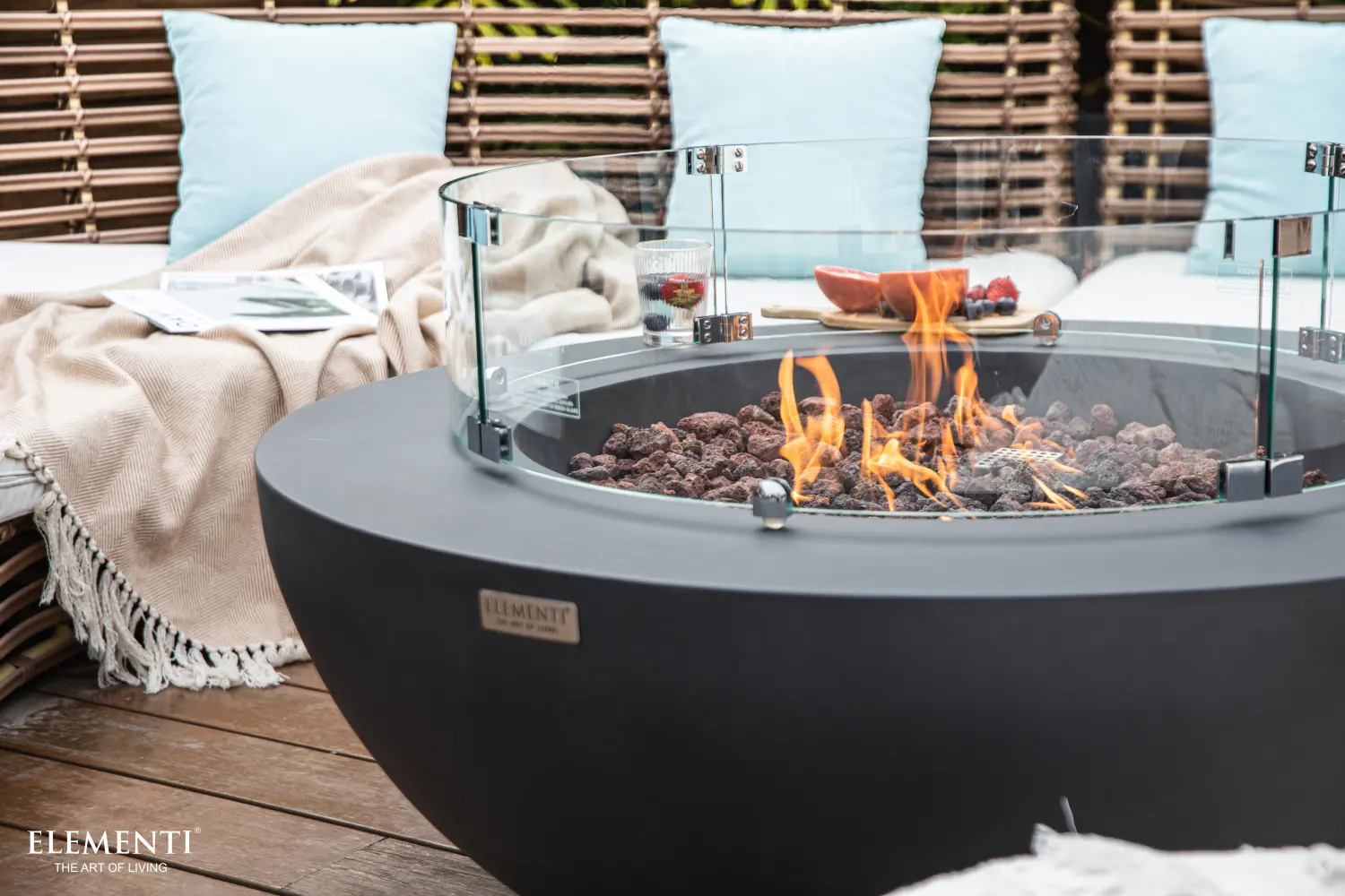 FeuertischeFeuerstellen & Designmöbel von Elementi® – stilvolle Wärme für draußen von Gartenbau Neumann