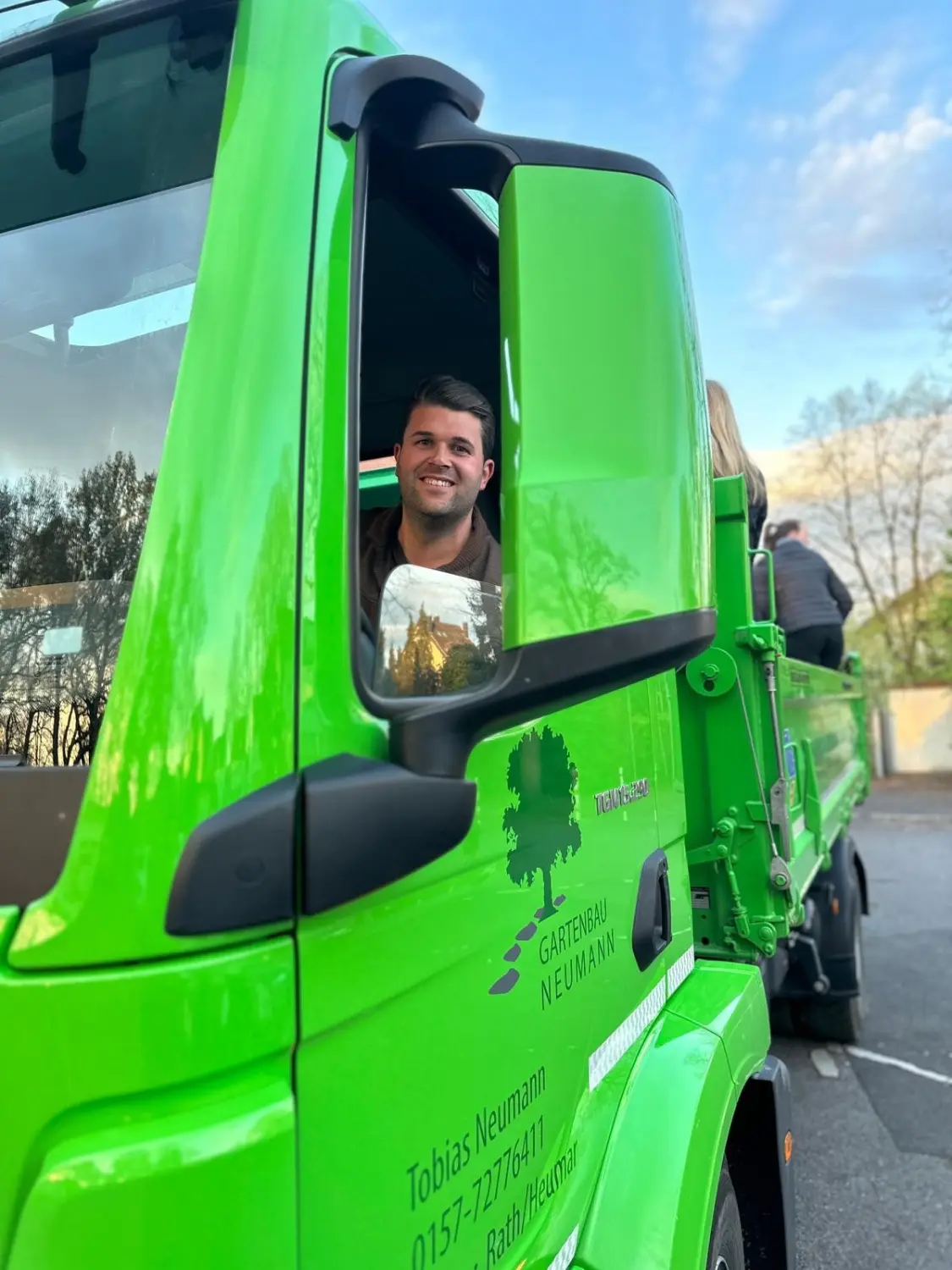 Team von Gartenbau Neumann im Transporter